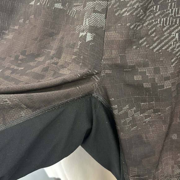 48. Lululemon T.H.E. Short Linerless 11"
The Elements Cyberspace Black MED - Picture 9 of 9